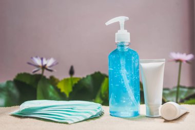 Şişedeki mavi dezenfektan jeli mikropları, virüsleri, bakterileri ve Covid-19 'u önlemek için. Virüsleri korumak için kullanılan alkol jeli şişesi..