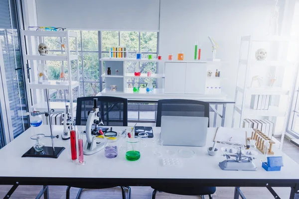 Computadoras Portátiles Teléfonos Inteligentes Microscopios Vasos Precipitados Tubos Ensayo Equipos —  Fotos de Stock