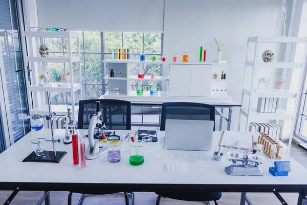 Computadoras Portátiles Teléfonos Inteligentes Microscopios Vasos Precipitados Tubos Ensayo Equipos —  Fotos de Stock