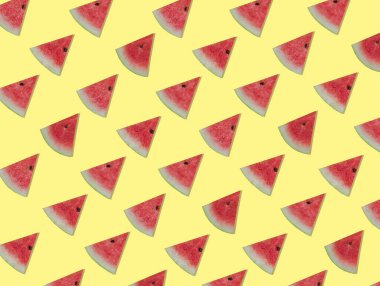 Sarı izole arkaplanda renkli dilimler karpuz deseni. Karpuzun meyve deseni ve izole edilmiş renk arkaplanı.