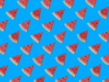 Renkli bir karpuzun mavi izole arkaplandaki deseni. Karpuzun meyve deseni ve izole edilmiş renk arkaplanı