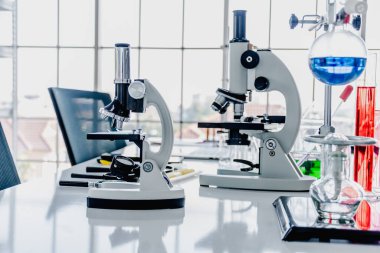 Bilimsel laboratuvarlarda dizüstü bilgisayarlar, akıllı telefonlar, mikroskoplar, deney tüpleri ve bilimsel laboratuvar ekipmanları..