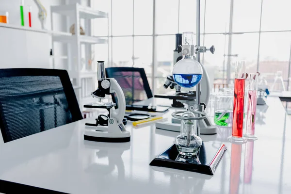 Computadoras Portátiles Teléfonos Inteligentes Microscopios Vasos Precipitados Tubos Ensayo Equipos —  Fotos de Stock