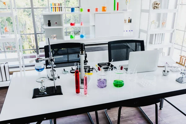 Bilimsel laboratuvarlarda dizüstü bilgisayarlar, akıllı telefonlar, mikroskoplar, deney tüpleri ve bilimsel laboratuvar ekipmanları..