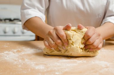 chica haciendo masa para pasteles