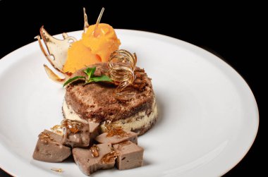 Karamelli tatlı, mangolu dondurma, tiramisu ve siyah arka planda beyaz tabakta çikolatalı mus.