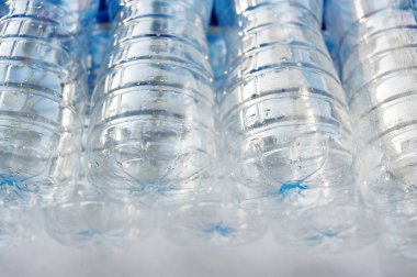 Plastik şişelerde su damlası