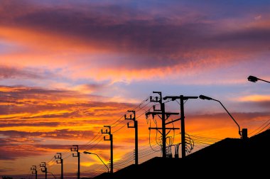 Siluet elektrik direği ve dramatik alacakaranlık arkaplanı