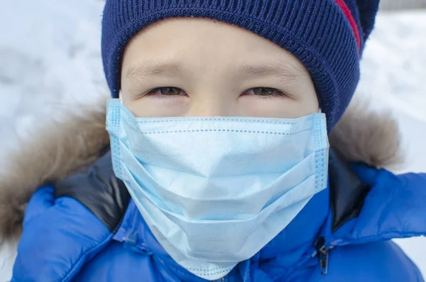 Conceito Quarentena Coronavírus Menino Roupas Inverno Uma Máscara Cirúrgica Médica — Fotografia de Stock