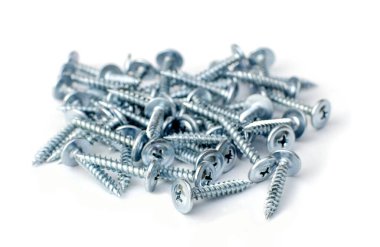 Beyaz arka planda bir grup beyaz vida