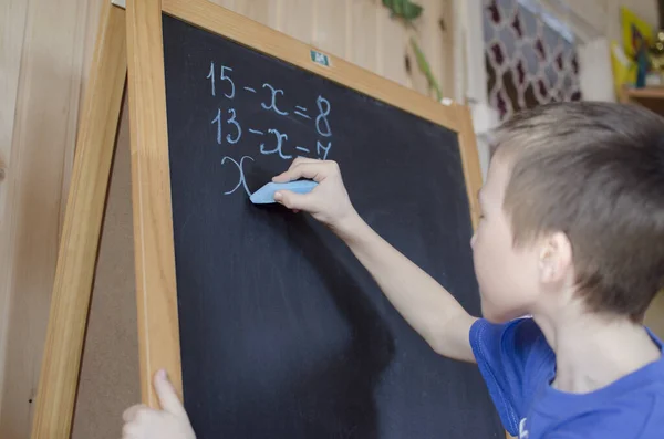 Мальчик Синей Футболке Доской Решает Математическую Задачу — стоковое фото