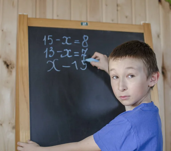 Garçon Shirt Bleu Tableau Noir Résout Problème Maths — Photo