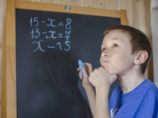 Tahtadaki çocuk bir matematik problemi düşünüyordu..