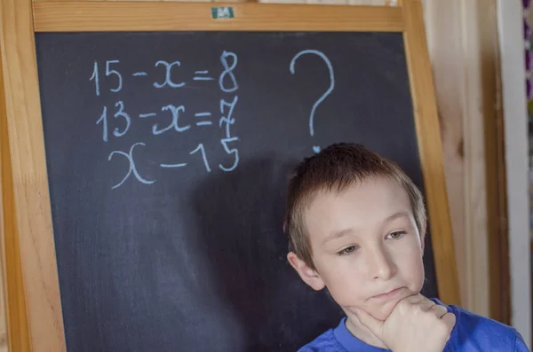 Tahtadaki çocuk bir matematik problemi düşünüyordu..