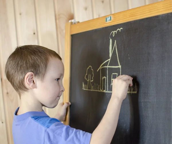 Мальчик Рисует Дом Дымоходом Дерево Мелом Доске — стоковое фото
