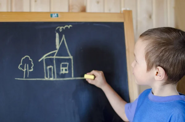 Мальчик Рисует Дом Дымоходом Дерево Мелом Доске — стоковое фото