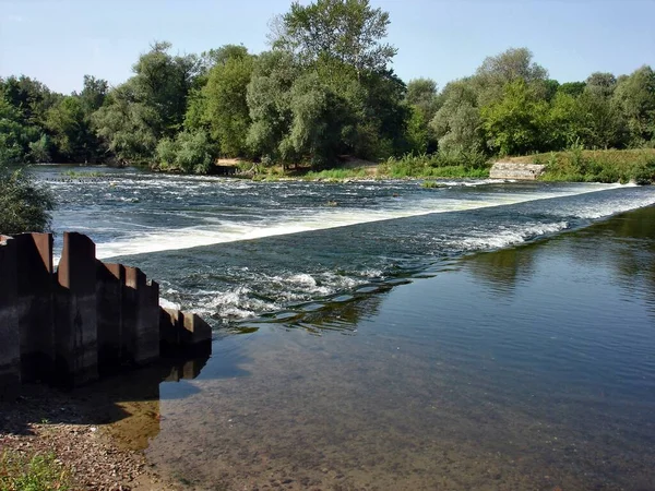 Ein Breiter Fluss Einem Sommermorgen Fluss Steht Ein Alter Betonstaudamm — Stockfoto
