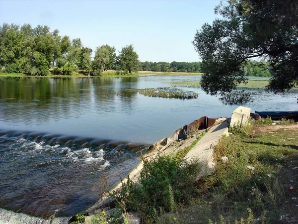 Fiume Largo Una Mattina Estate Superficie Del Fiume Era Ricoperta — Foto Stock