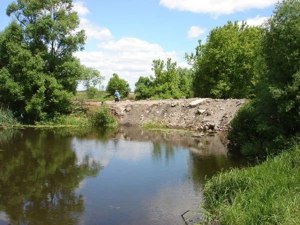 Ein Kleiner Schöner Fluss Ist Mit Einer Fülle Zerbrochener Ziegelsteine — Stockfoto