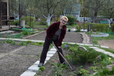 COVID19 koronavirüsü nedeniyle yüksek risk altında olan bir kadın konutunda izole edilir ve çiçek ve sebze yetiştirmekle meşgul olur..