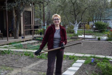 COVID19 koronavirüsü nedeniyle yüksek risk altında olan bir kadın konutunda izole edilir ve çiçek ve sebze yetiştirmekle meşgul olur..