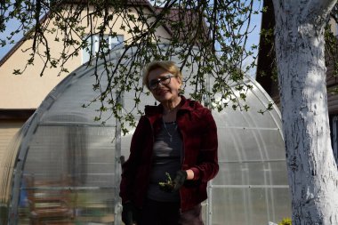 COVID19 koronavirüsü nedeniyle yüksek risk altında olan bir kadın konutunda izole edilir ve çiçek ve sebze yetiştirmekle meşgul olur..