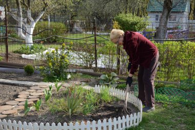 COVID19 koronavirüsü nedeniyle yüksek risk altında olan bir kadın konutunda izole edilir ve çiçek ve sebze yetiştirmekle meşgul olur..