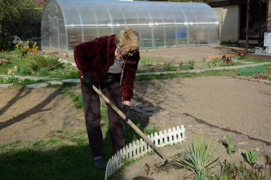 COVID19 koronavirüsü nedeniyle yüksek risk altında olan bir kadın konutunda izole edilir ve çiçek ve sebze yetiştirmekle meşgul olur..