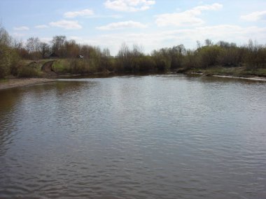 Kursk bölgesindeki Kshen nehri baharda güneşli bir günde.