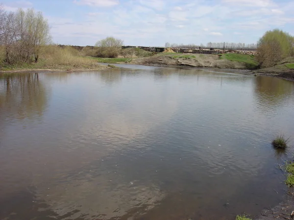 春の晴れた日にクルスク地方のクシェン川 — ストック写真