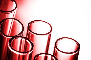 Laboratuvarda kırmızı sıvıyla test tüpleri