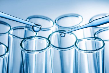 Pipetlerle dolu laboratuvar camları.