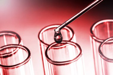 Pipetli laboratuvar camları.