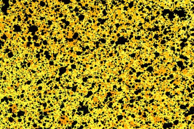 Sarı kağıtta siyah mürekkep lekeleri. Renk sıçrama deseni. Blot sıçrama arkaplanı. Grafik tasarımı için sprey dokusu. Grunge boya duvarı.