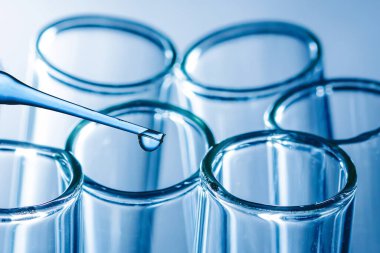 Pipetli laboratuvar camları.