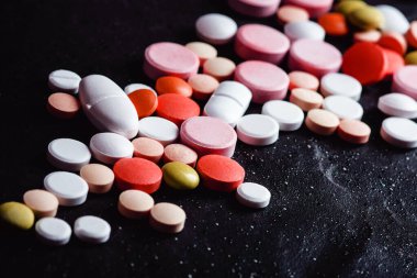 Siyah arkaplanda haplar