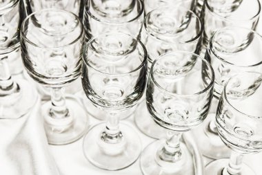 Masada boş şarap kadehleri