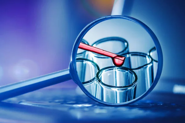Şeffaf test tüpleri. İnternet dizüstü bilgisayarı Covid-19 salgın büyüteç. Virüs aşısı araştırma geçmişi. Bilgisayar teknolojisi dokusu. Pipette su damlası 