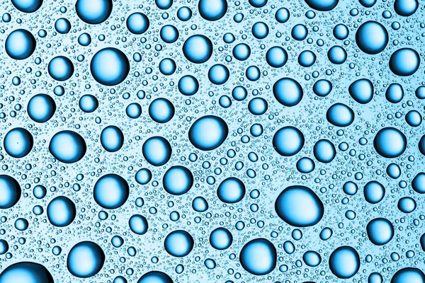 背景に水が落ちる 濡れたガラス表面の質感 バブル露のパターン 透明な窓の青い雨滴 完全に丸い液滴のデザインの背景 明るい青環境結露テクスチャ — ストック写真