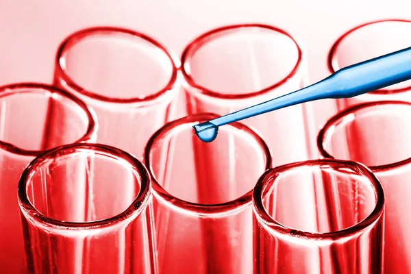 Pipetli laboratuvar camları.
