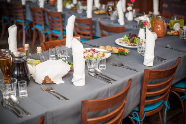 Düğün resepsiyonu için masayı hazırla.