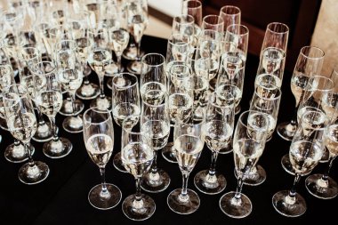 Şampanya bardakları masada.