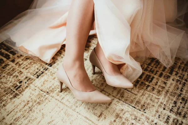 Sposa Scarpe Sposa Nella Stanza — Foto Stock