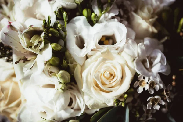 白いバラの結婚式の花束 — ストック写真