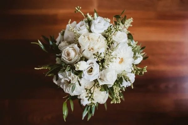 白い花の美しい結婚式の花束 — ストック写真