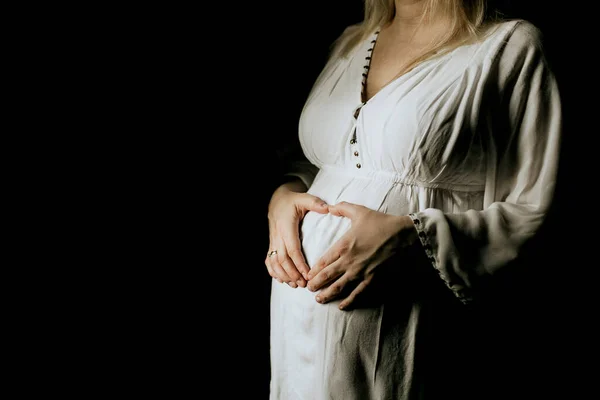 Hamile Kadın Elleri Kalp Şeklinde Bebeğin Hamilelik Geçmişini Bekliyorum Boş — Stok fotoğraf
