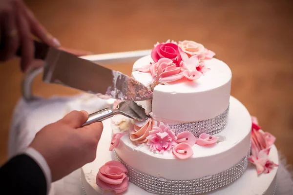 Tradición Nupcial Polonia Novia Novio Hacen Primer Corte Pastel Bodas — Foto de Stock