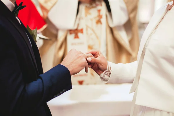 Fondo Ceremonia Boda Momento Votos Iglesia Católica Novia Poniendo Anillo —  Fotos de Stock