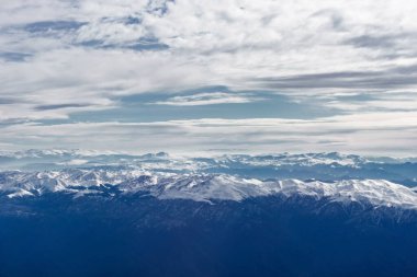 Kafkas dağları. Kutaisi 'ye uçuş. Uçaktan görünen güzel dağ manzarası.
