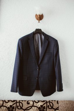 Askıda asılı şık bir erkek ceketi. Damat için moda konsepti